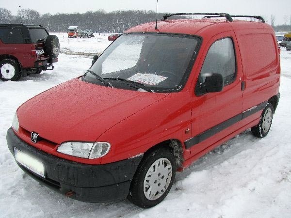 Peugeot PartnerSilnik 1,8 Diesel, przebieg 188000 km. Rok produkcji 1997. Wyposazenie: wspomaganie kierownicy, poduszka powietrzna, centralny zamek Cena 10300 zl.