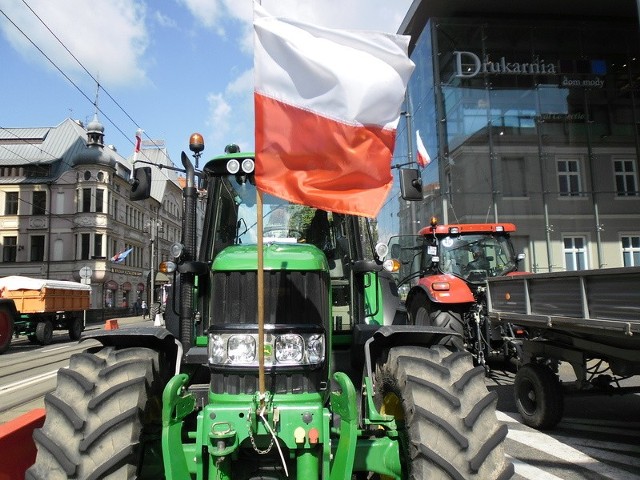 Rolnicy nie chcą blokować dróg (na zdjęciu ostatni protest na ulicach Bydgoszczy), wolą rozmawiać o swoich problemach