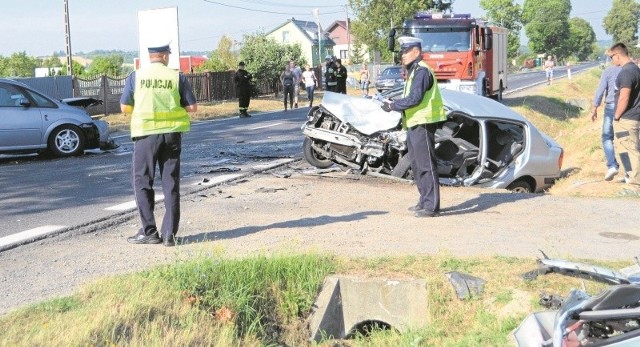 Zanim strażacy i służby drogowe przystąpiły do usuwania skutków wypadku, czynności prowadziła policja. Droga była nieprzejezdna.