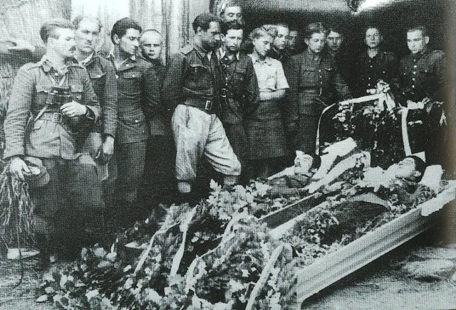 Pogrzeb żołnierzy z oddziału Hieronim „Zapory” Dekutowskiego, jednego z najsłynniejszych dowódcy żołnierzy wyklętych, 1946 rok.