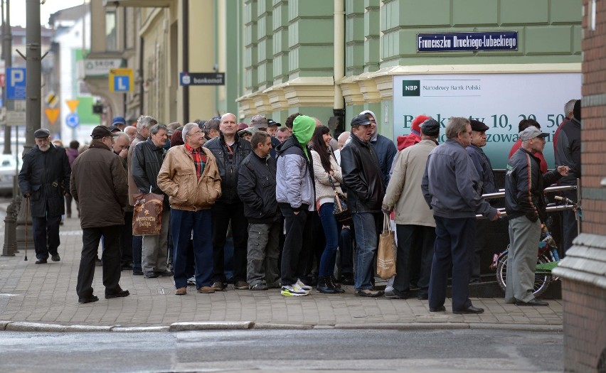 Kolejka przed NBP po monetę z papieżem...