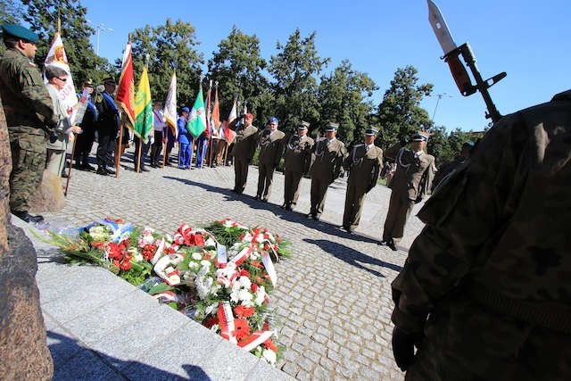 Obchody obyły się przy pomniku Ku czci poległych i pomordowanych przez hitlerowskiego najeźdźcę w latach 1939-1945