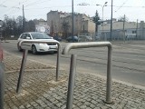 Popękane stojaki na rowery w Łodzi. Czy rowery zapięte przy stojakach można łatwo ukraść?