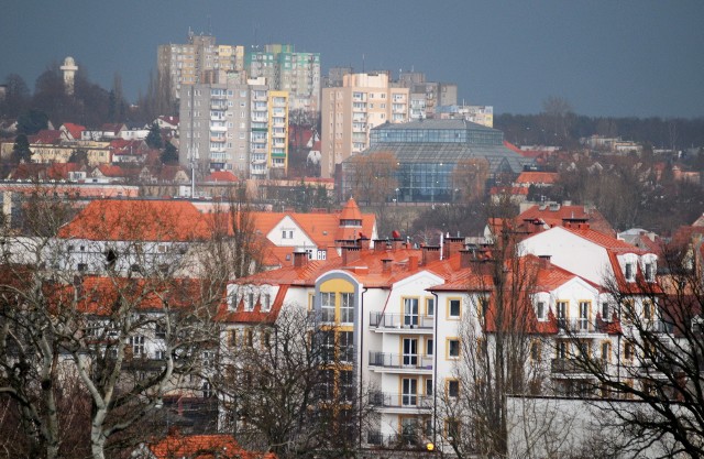 Zielona Góra na zdjęciach z okien na wysokich piętrach. Miło popatrzeć na miasto z takiej wysokości. Czy rozpoznasz budynki, z których zrobiliśmy te zdjęcia?