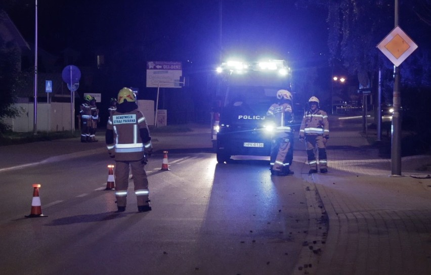 Nocny wypadek w Rzeszowie. Skoda wypadła z drogi i dachowała. Kierująca trafiła do szpitala  [ZDJĘCIA, WIDEO]