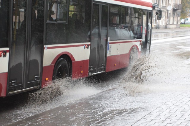 Padający w środę deszcz spowodował, że czasami kierowcy w Radomiu wjeżdżali w kałuże chlapiąc wodą na chodnik. Tak było choćby na ulicy 25 Czerwca.