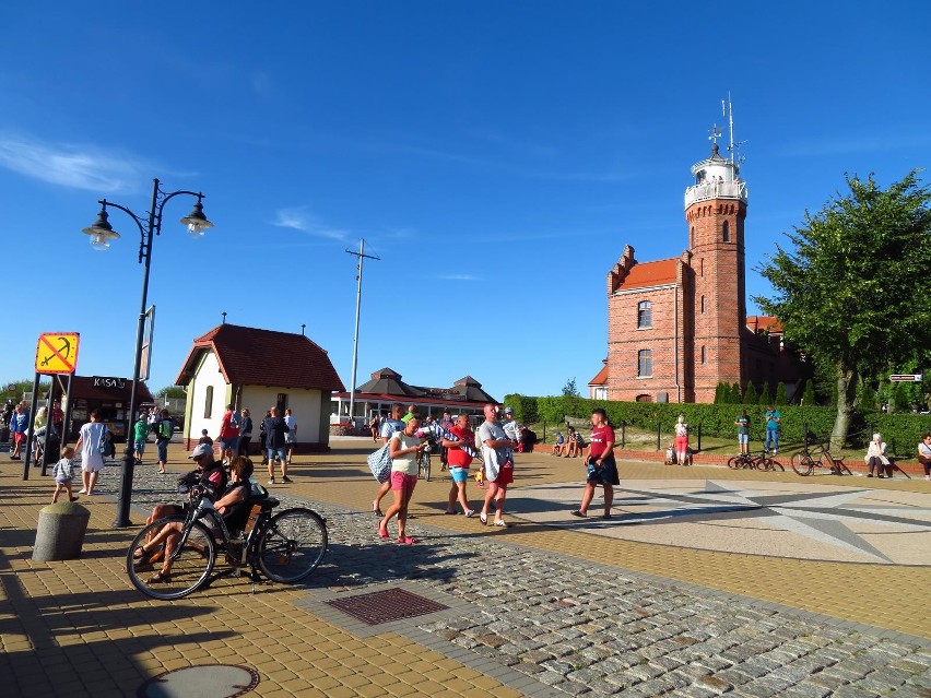 Ustka pęka w szwach od napływu turystów. Jedni wypoczywają...