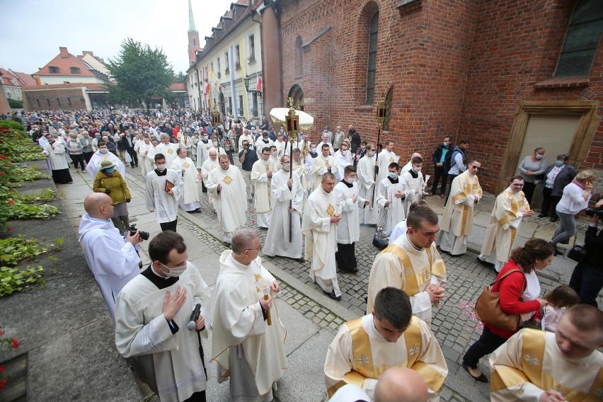 Boże Ciało 2020. Wrocławianie nie boją się wirusa i tłumnie...