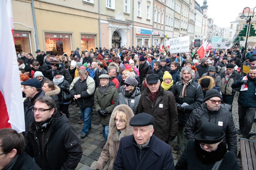 Blisko tysiąc osób manifestowało na ulicach Opola przeciwko...