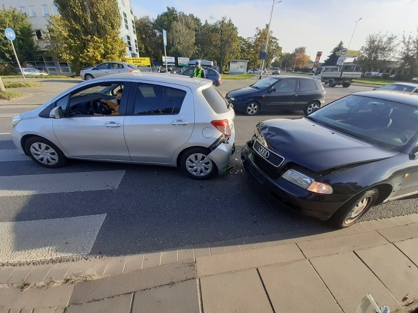 Wypadek trzech aut na obwodnicy śródmiejskiej we Wrocławiu (ZDJĘCIA)