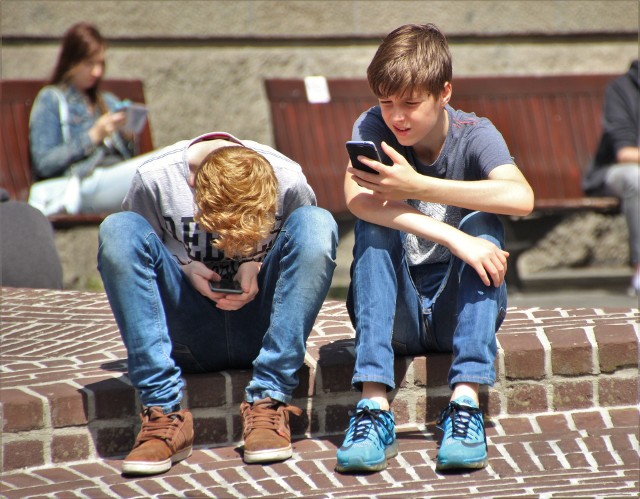 Aż 48 proc. młodych Polaków spędza z telefonem w ręku od 2 do 5 godzin dziennie.