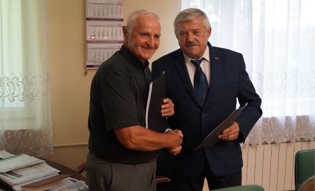 Umowę podpisali burmistrz Koprzywnicy Marek Jońca (z lewej) i właściciel firmy Adma Marian Adamczyk.