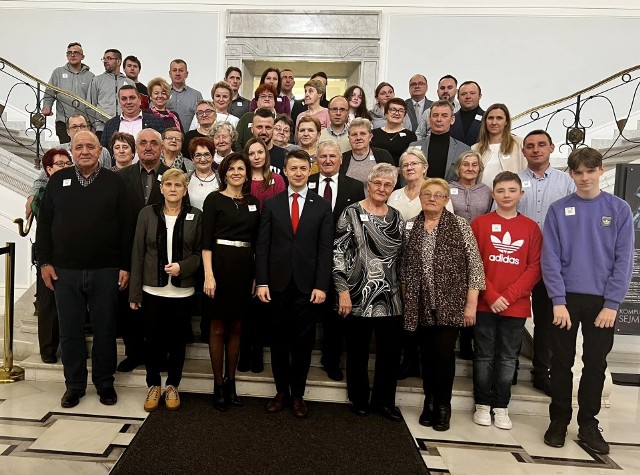 Pamiątkowe zdjęcia mieszkańców gminy Krasocin z posłem Bartłomiejem Dorywalskim podczas wizyty w Sejmie.