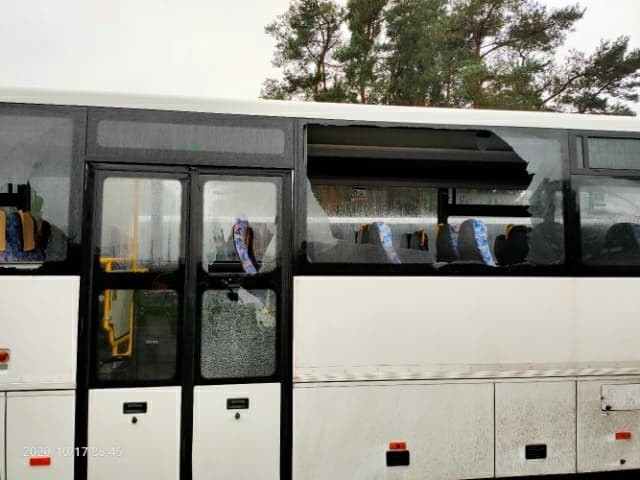 Chuligański wybryk w Magnuszewie. Wandale wybili szyby w autobusie szkolnym. Jest nagroda za ich wskazanie