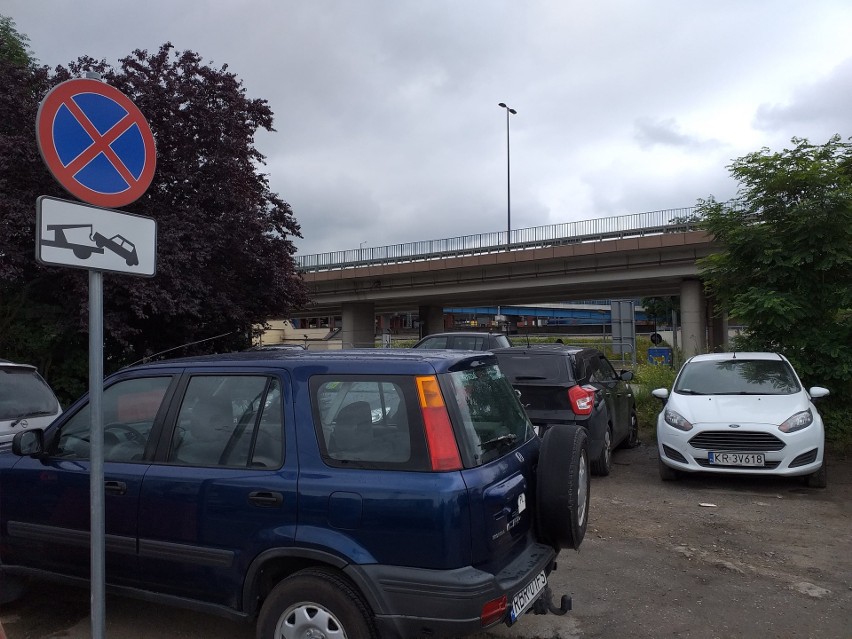 Dziki parking przy "ślepym" rondzie w rejonie Muzeum AK