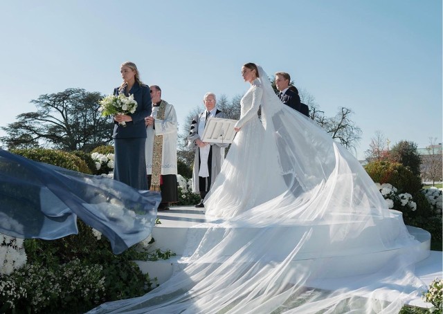 Naomi Biden, wnuczka prezydenta USA, stanęła na "ślubnym kobiercu" w ogrodach Białego Domu