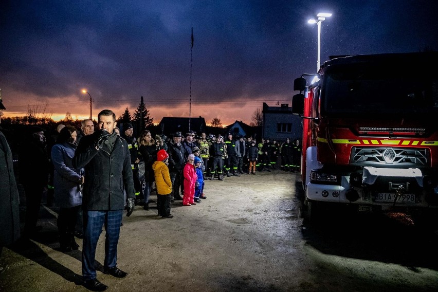 Na placu remizy przy ul. Starowiejskiej na nowy samochód...