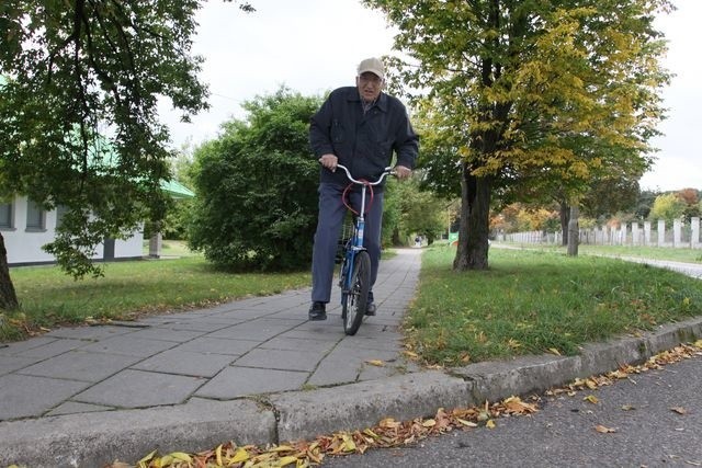 Spadłem z tego krawężnika &#8211; pokazuje Czesław Modzelewski. &#8211; Do dziś mam siniaki na całym ciele.