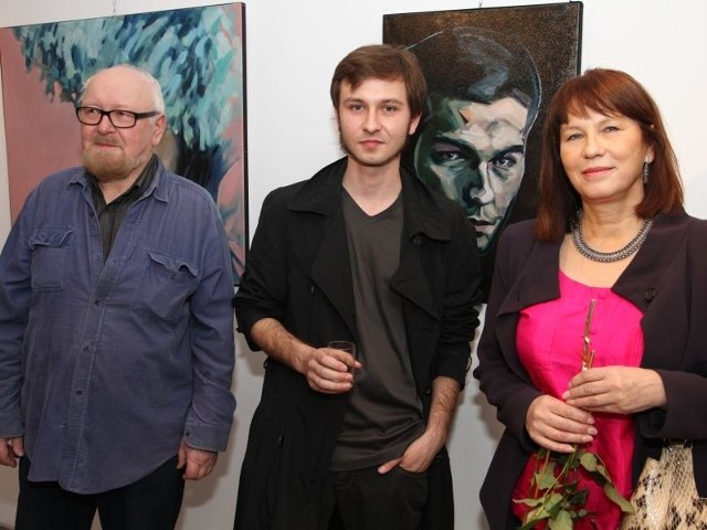 Krzysztof, Danuta i Albert Jackowscy na wernisażu wystawy Alberta.