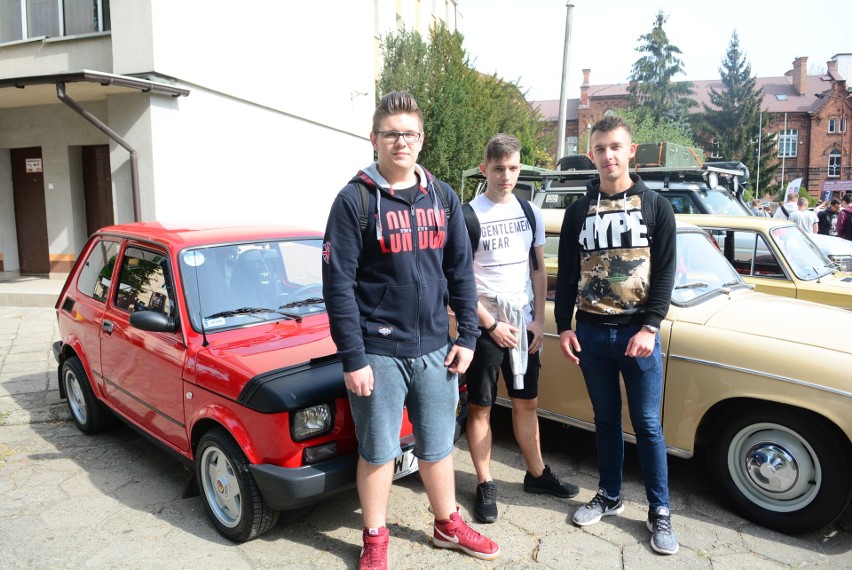 Radom. Piknik motoryzacyjny w samochodówce przyciągnął uczniów. Było mnóstwo atrakcji [wideo, zdjęcia]