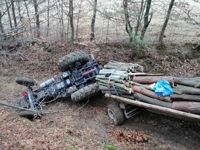 Służby ratownicze zostały wezwane do wypadku, który wydarzył się na drodze polnej w Izdebkach k. Brzozowa. Ze wstępnych ustaleń wynika, że w trakcie zjazdu ze stromej góry przyczepa załadowana drzewem pchnęła ciągnik, doprowadzając do jego wywrócenia. Prawdopodobnie kierującemu udało się zeskoczyć z pojazdu, jednak pasażer siedzący na błotniku został przygnieciony przez traktor.    52-letni mężczyzna pomógł rannemu koledze wydostać się spod ciągnika i wezwał pomoc. Poszkodowany 42-latek karetką pogotowia został przetransportowany do szpitala. Tam pozostaje pod opieką lekarzy.Funkcjonariusze sprawdzili trzeźwość 52-latka. Badanie alkomatem wykazało u niego 1,5 promila alkoholu w organizmie. Rannemu mężczyźnie, ze względu na doznane obrażenia została pobrana krew do badania.Funkcjonariusze z Komendy Powiatowej Policji w Brzozowie przeprowadzą postępowanie sprawdzające, które wyjaśni przyczyny i okoliczności tego zdarzenia oraz potwierdzi, który z mężczyzn w chwili zdarzenia kierował ciągnikiem.