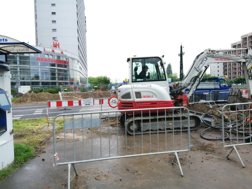 Kraków. Armagedon na Krowodrzy Górce z powodu budowy linii tramwajowej do Górki Narodowej. Piesi mają dość ZDJĘCIA