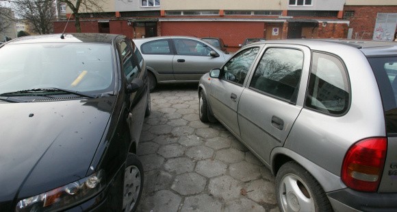 Spółdzielcy są bezradni wobec obcych kierowców, którzy zostawiają samochody na ich drogach wewnętrznych i parkingach przeznaczonych jedynie dla członków spółdzielni Śródmieście.