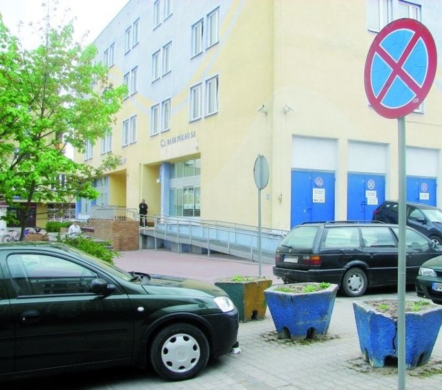 Pomimo znaków zakazu zaparkowane samochody codziennie blokują najkrótszy przejazd między ulicami 1 Maja i Noniewicza