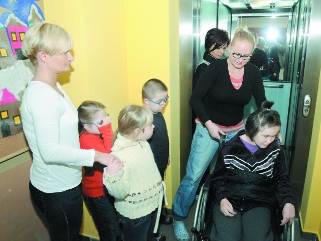 Dzieci już korzystają z nowej windy w Zespole Szkół nr 30 na Szwederowie