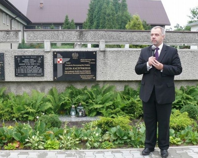 Jacek Sasin, zastępca szefa Kancelarii Prezydenta RP Lecha Kaczyńskiego, wziął udział w Apelu Smoleńskim, który odbył się w piątek 10 czerwca w Starachowicach.