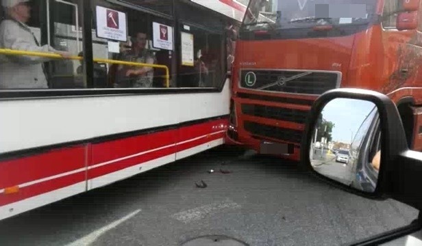 Ciężarowe volvo zderzyło się z autobusem MZK na placu...