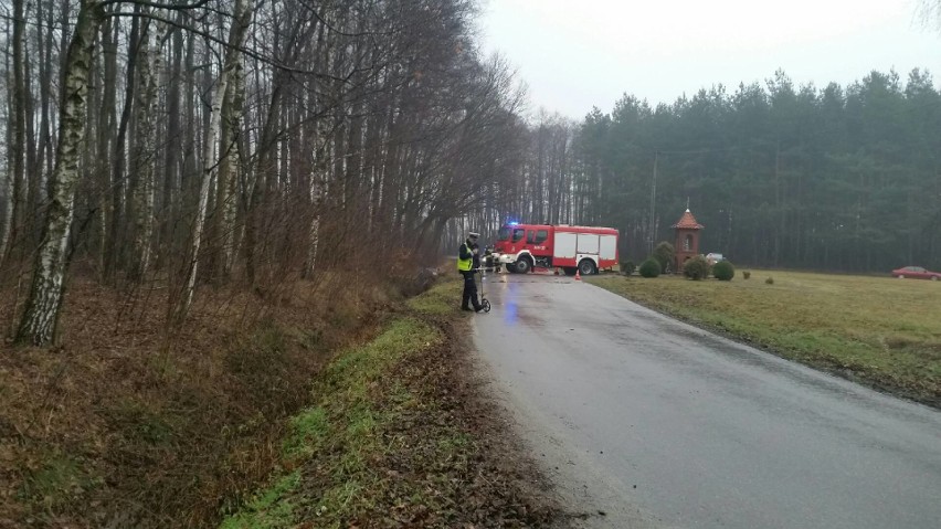 Stare Żukowice. Śmiertelny wypadek na lokalnej drodze. Samochód przygniótł dwie osoby