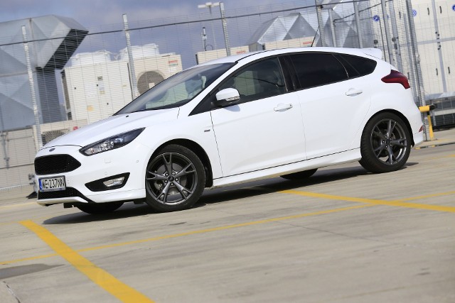 Ford Focus 1.5 EcoBoost ST LineCo prawda instalacja gazowa Prins Direct Liqui Max wymaga dopłacenia w salonie 9211 złotych (wraz z montażem), ale 49-litrowy zbiornik pozwala na przejechanie niemal 500 kilometrów, a to naprawdę świetny wynik.Fot. Karol Biela