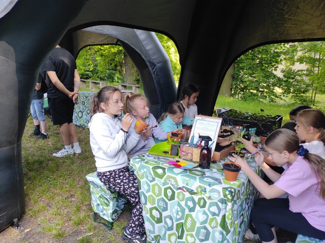 Podczas eko pikniku w Borkowicach odbyło się wiele zabaw i konkursów o tematyce ekologicznej.