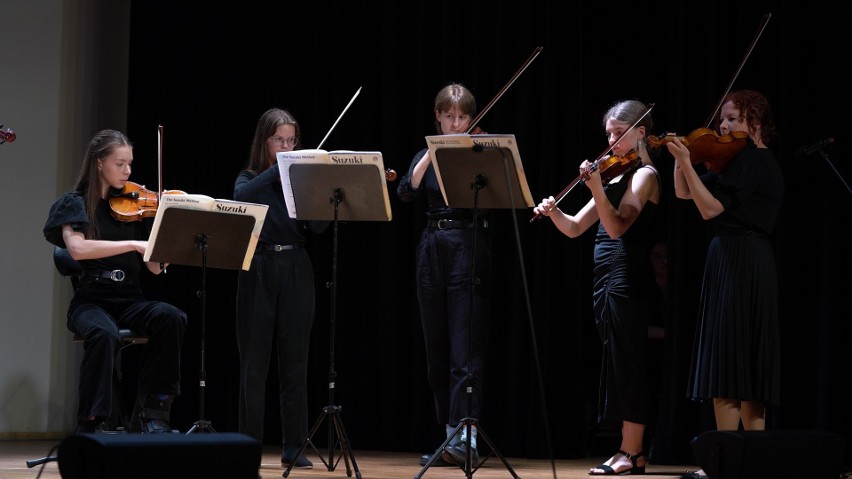 Koncert skrzypcowy w Kinie Świt w Zwoleniu. Wystąpiła grupa "Suzuki" z Puław. Zobacz zdjęcia