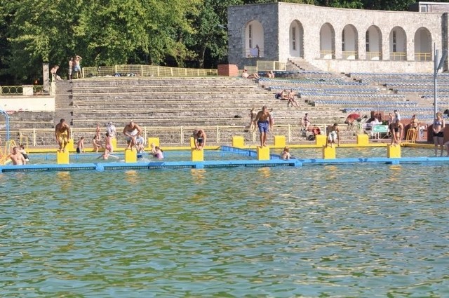 Basen znajduje się na terenie SOSiR-u przy ul. Sportowej.