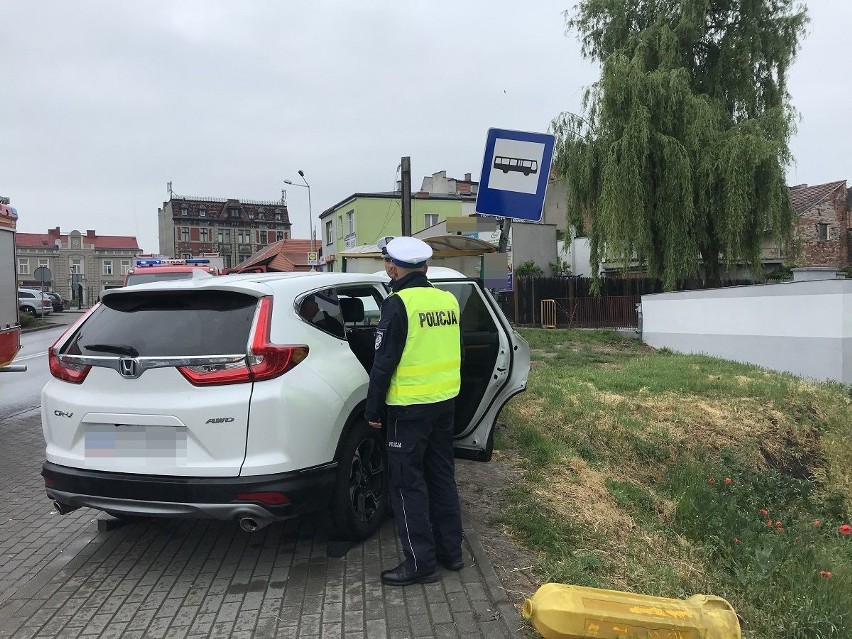 Wjechał na rondo pod prąd, skosił znaki, a na koniec staranował przystanek. Cud, że nikt nie ucierpiał