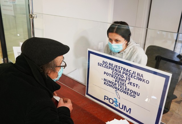Od 15 stycznia seniorzy powyżej 80 roku życia mogą rejestrować się na szczepienia przeciwko koronawirusowi. Już w piątek rano pacjenci napotkali wiele problemów.