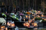 Cmentarze w regionie radomskim zapłonęły. Tysiące mieszkańców regionu odwiedziło groby bliskich w Radomiu i powiatach