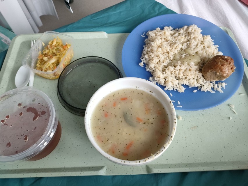 Posiłki w szpitalu nie zawsze wyglądają apetycznie. Nie...