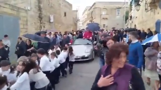 Zaprzęg z dzieci ciągnie księdza w Porsche [wideo]