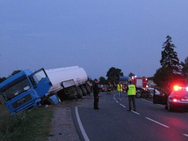 Niedaleko Wołczy Małej ciężarówka zderzyła się z volkswagenem.