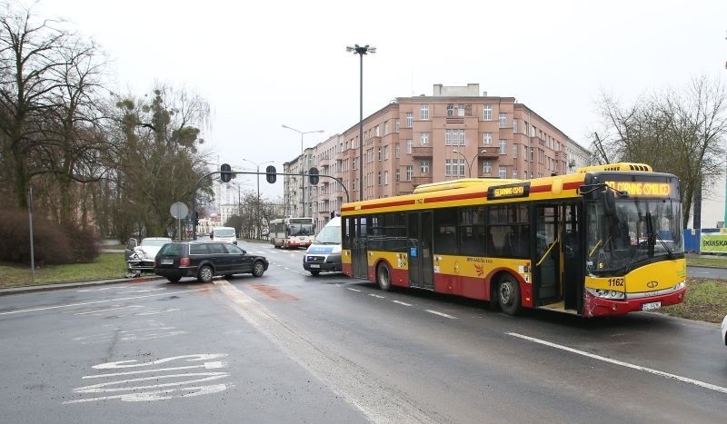 Wypadek na Uniwersyteckiej. Zderzenie autobusu z seicento [zdjęcia]