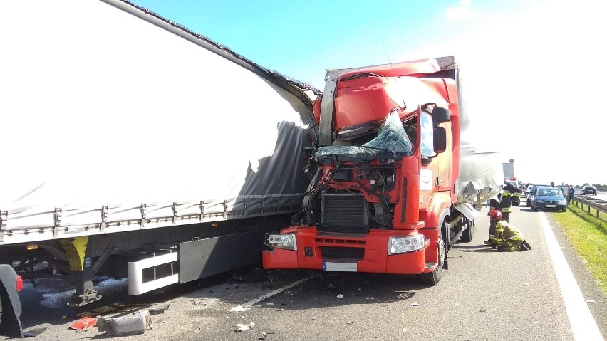 Wypadek na autostradzie A4 pod Strzelcami Opolskimi. Na 276 km zderzyły się dwie ciężarówki [ZDJĘCIA]