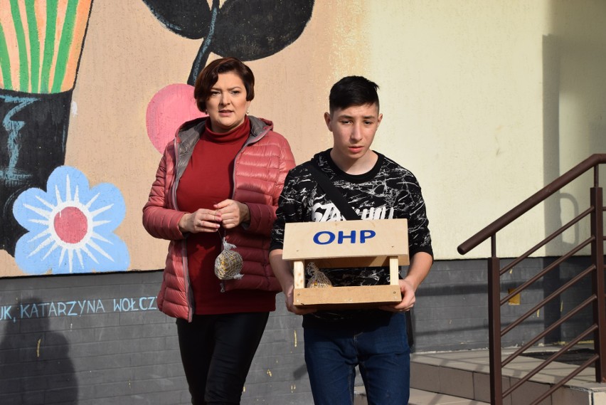 Młodzież z Ośrodka Szkolenia i Wychowania OHP w Wasilkowie przygotowała karmniki i kule dla ptaków. Trafią do mieszkańców (zdjęcia)