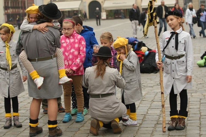 Ponad 200 harcerek na wrocławskim Rynku (ZDJĘCIA)