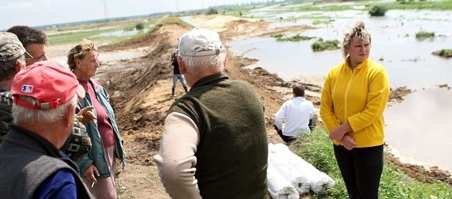 Mieszkańcy Trześni z niepokojem obserwowali podnoszący się poziom wody w rzece.
