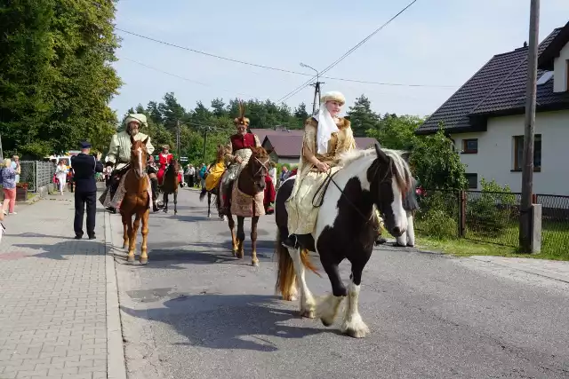 W tym roku gmina Klucze obchodziła święto plonów w Rodakach. Barwny korowód przeszedł na plac przy remizie Ochotniczej Straży Pożarnej.