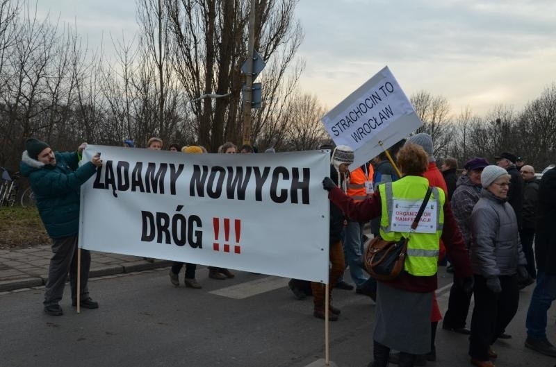 Protest na Swojczyckiej i Kowalskiej. Kilkadziesiąt osób blokowało ulice (ZDJĘCIA)