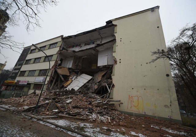 Z zawalonej kamienicy  pracownicy biura rachunkowego zabierali meble, sprzęt i dokumenty.